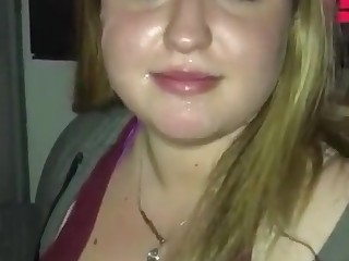 Freches intelligentes Mädchen saugt fleißig Schwanz durch ein Loch in der Wand