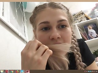 18-jährige Studentin zieht sich auf Skype für einen Freund verführerisch aus