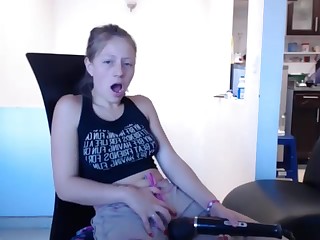 Ein heftiger Orgasmus mit einem Vibrator überwältigt ein aufstrebendes Webcam-Model