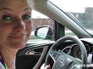 Blowjobs im Auto, eine tolle Möglichkeit, die Fahrt interessanter zu gestalten!