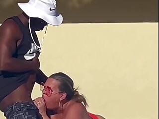 Sex im Urlaub! Reifer Tourist schmeckt einen großen schwarzen Schwanz