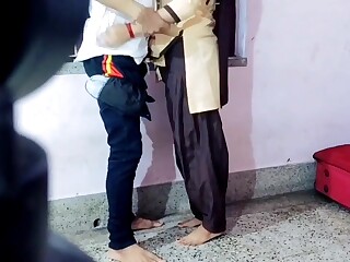 Skandalöser Porno, indischer Student wird zum Sex im College verleitet