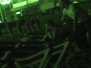 Sex am Strand in der Hoffnung, dass es niemand sieht.